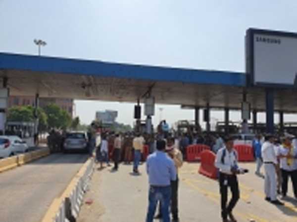 राहुल, प्रियंका के हाथरस जाने से पहले डीएनडी पर लगा पुलिस पहरा